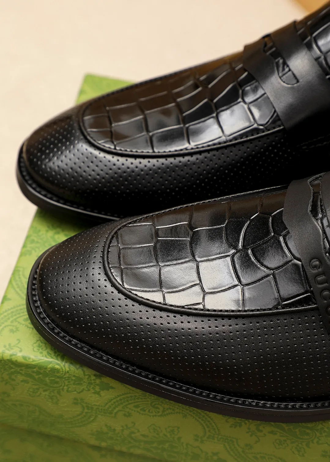 Men's shoes 💰442 💐 Product trademark: GUCCI "Gucci" casual leather shoes Regular size: 38-44 (45.46🉑️customized) Product materials: Selected imported first-layer calfskin embossed upper, imported small dyed cowhide leather lining. Strong three-dimensional visual effect, combined outsole Color: 1⃣️color optional